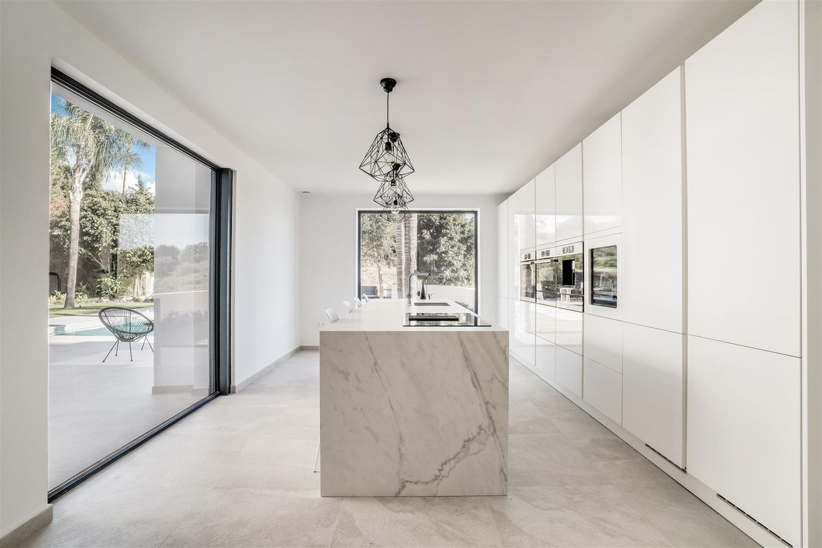R4356052 - 6 Bedroom Villa in Marbella, Malaga