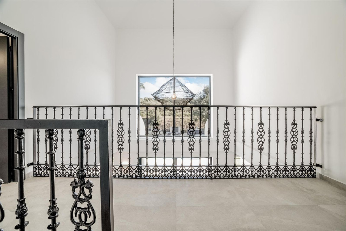 R4356052 - 6 Bedroom Villa in Marbella, Malaga