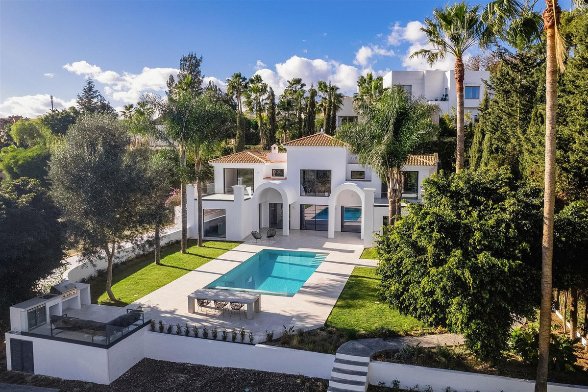 R4356052 - 6 Bedroom Villa in Marbella, Malaga