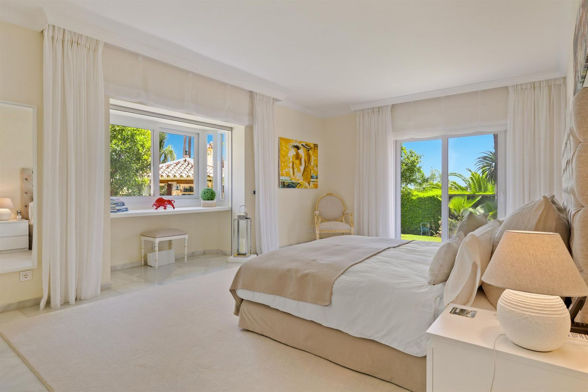 R4356052 - 6 Bedroom Villa in Marbella, Malaga