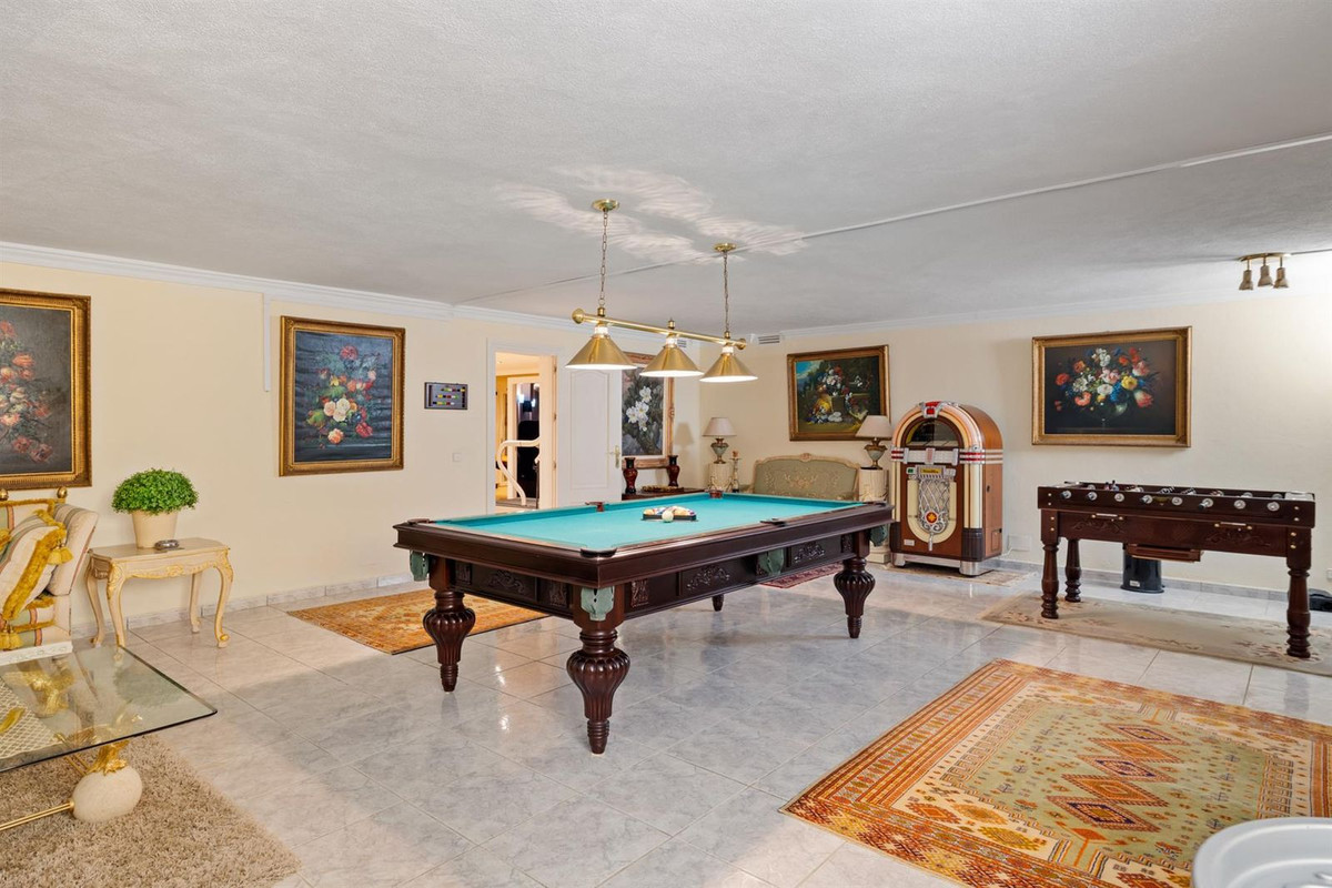R4356052 - 6 Bedroom Villa in Marbella, Malaga