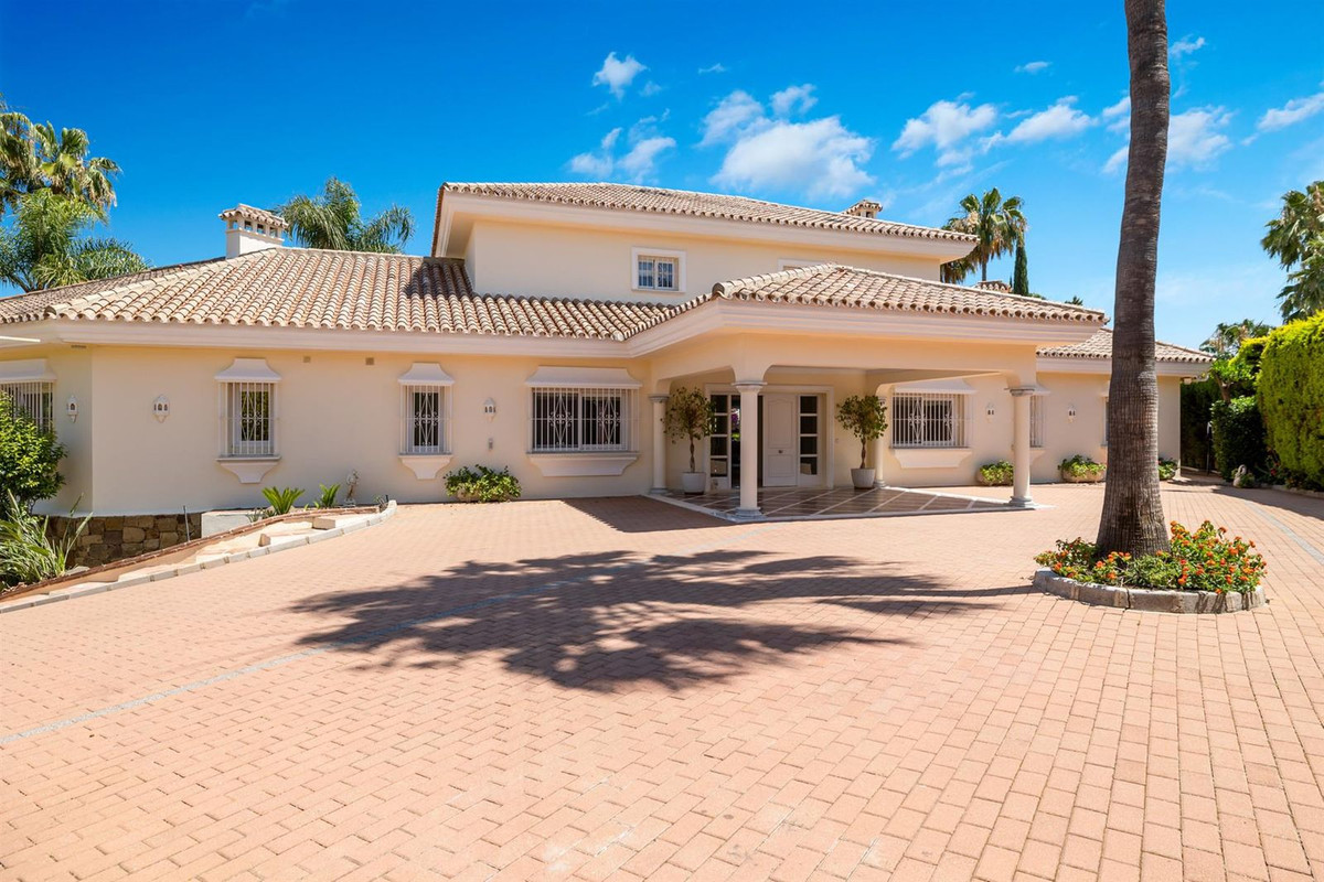 R4356052 - 6 Bedroom Villa in Marbella, Malaga