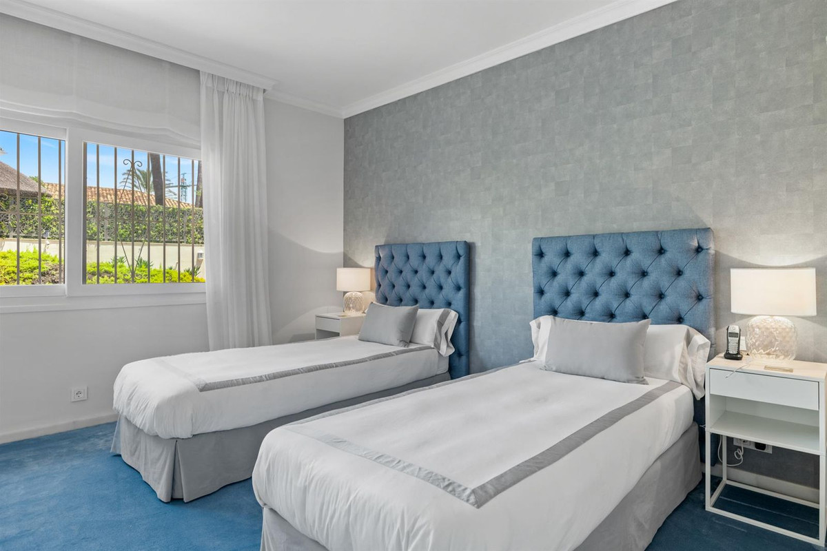 R4356052 - 6 Bedroom Villa in Marbella, Malaga
