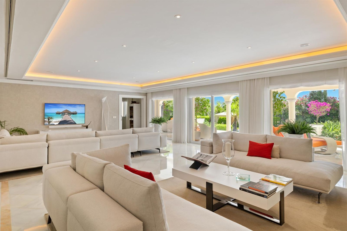 R4356052 - 6 Bedroom Villa in Marbella, Malaga