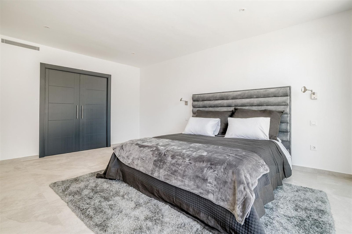 R4356052 - 6 Bedroom Villa in Marbella, Malaga