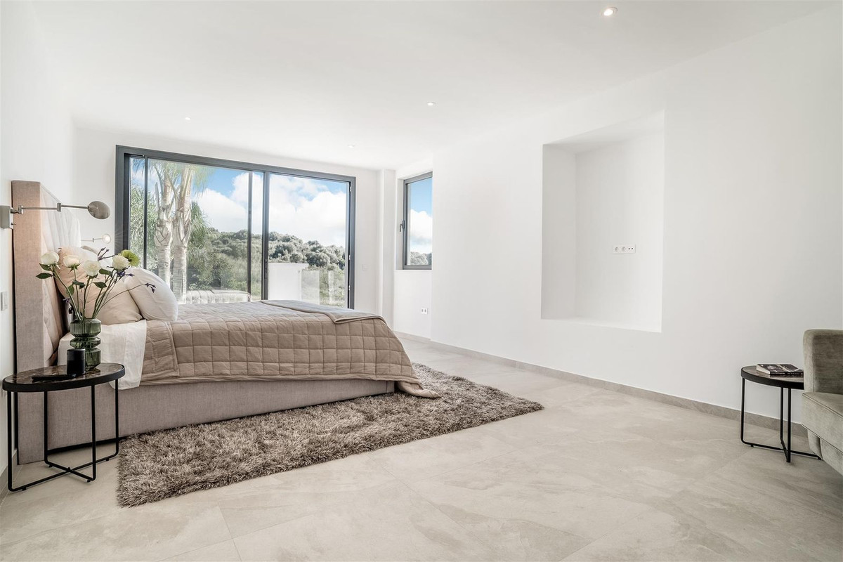 R4356052 - 6 Bedroom Villa in Marbella, Malaga