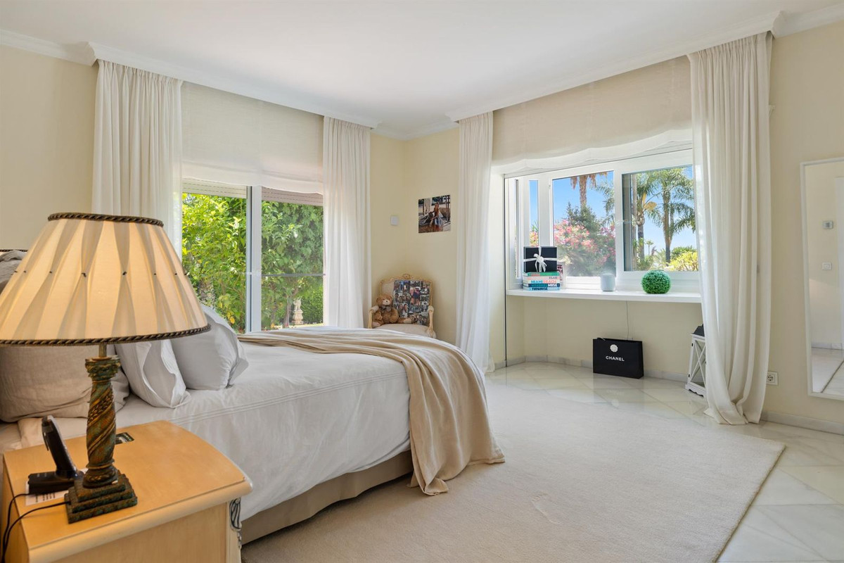 R4356052 - 6 Bedroom Villa in Marbella, Malaga