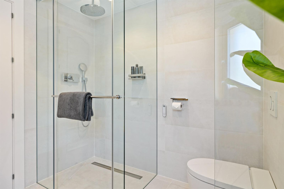 R4356052 - 6 Bedroom Villa in Marbella, Malaga