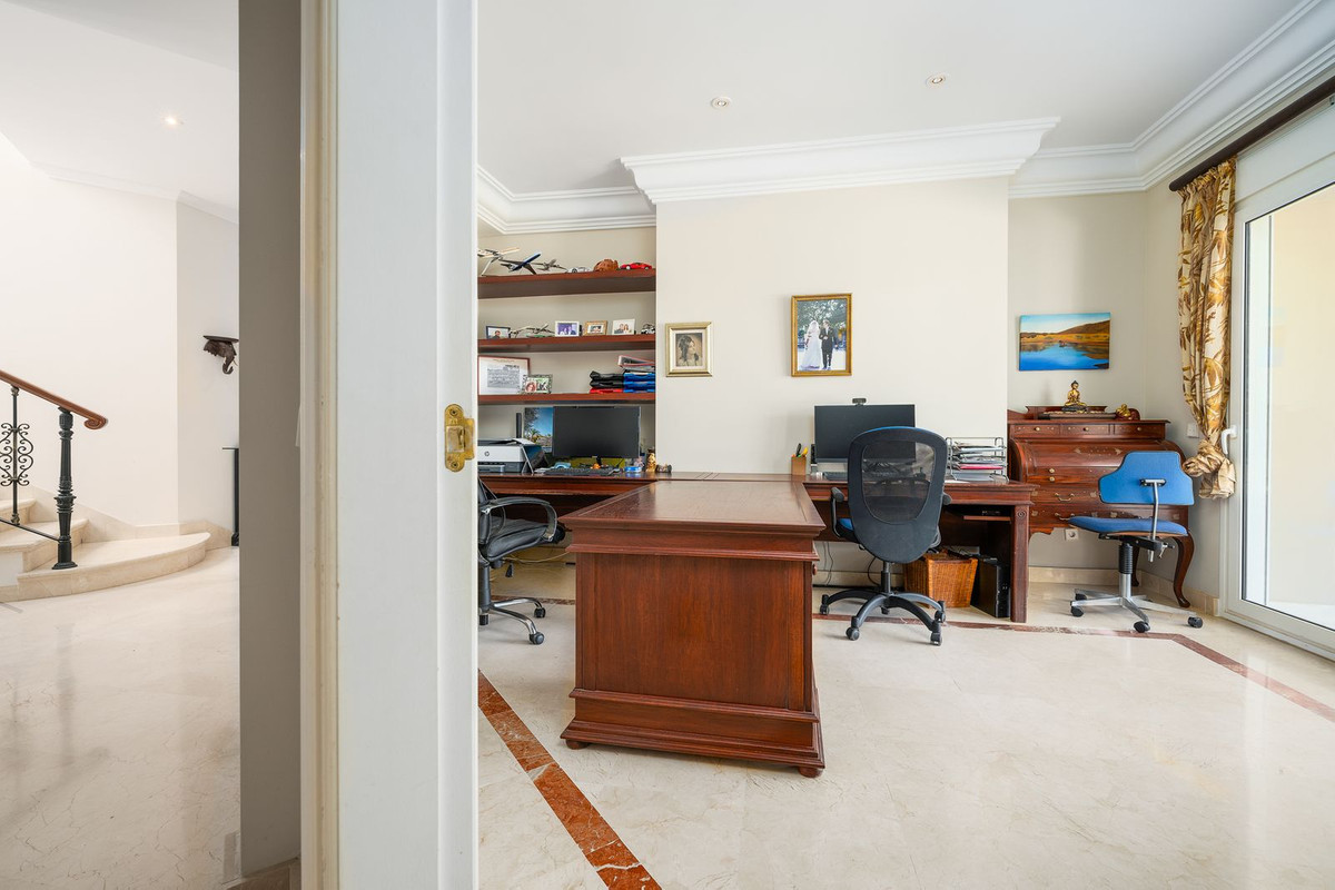 R4387732 - 7 Bedroom Villa in Marbella, Malaga