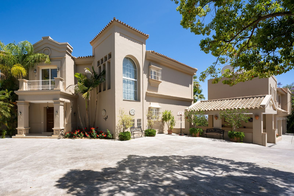 R4387732 - 7 Bedroom Villa in Marbella, Malaga