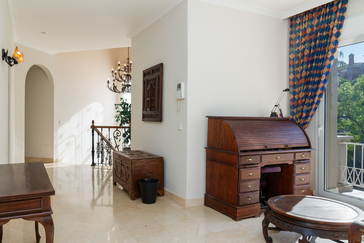 R4387732 - 7 Bedroom Villa in Marbella, Malaga