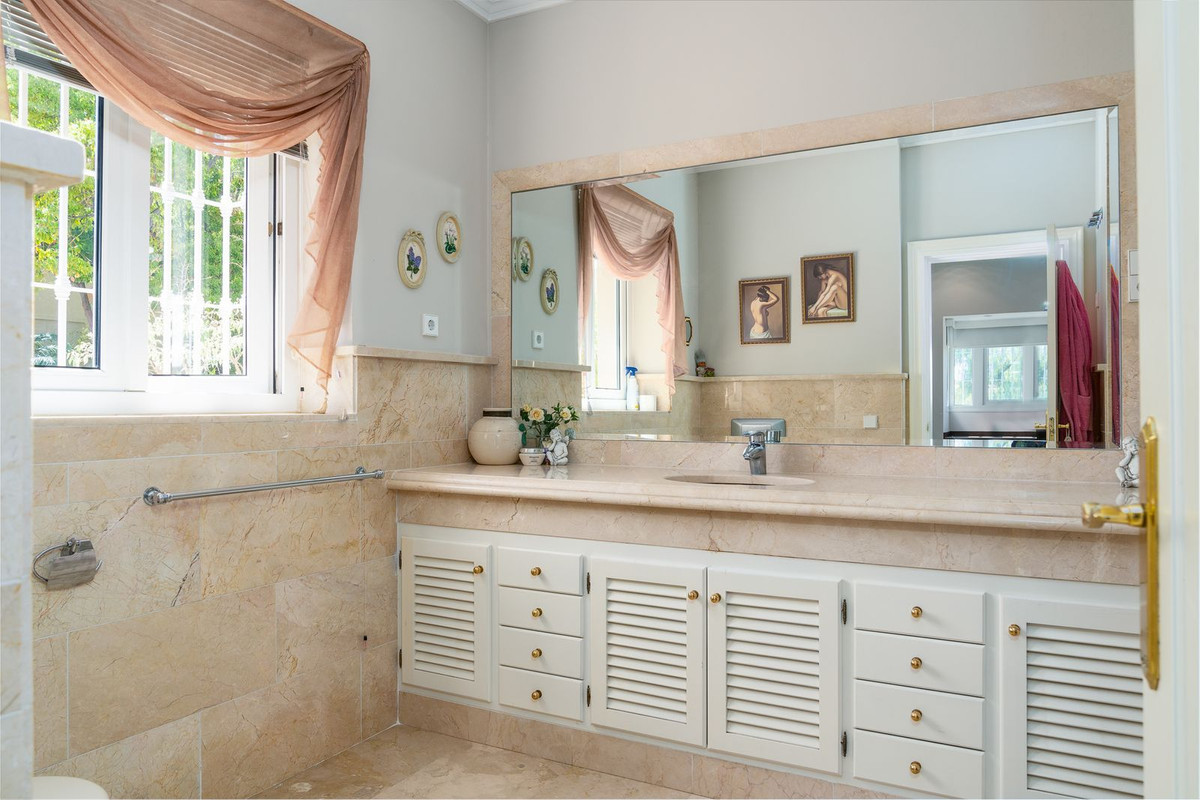 R4387732 - 7 Bedroom Villa in Marbella, Malaga