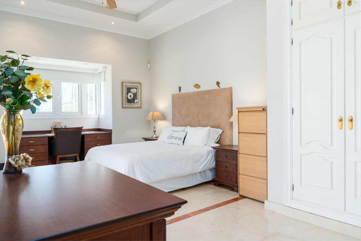 R4387732 - 7 Bedroom Villa in Marbella, Malaga