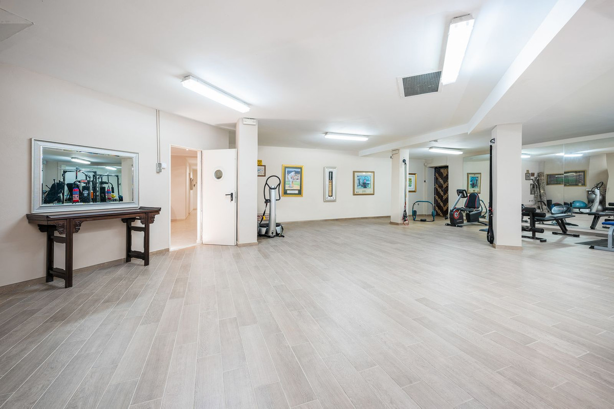 R4387732 - 7 Bedroom Villa in Marbella, Malaga