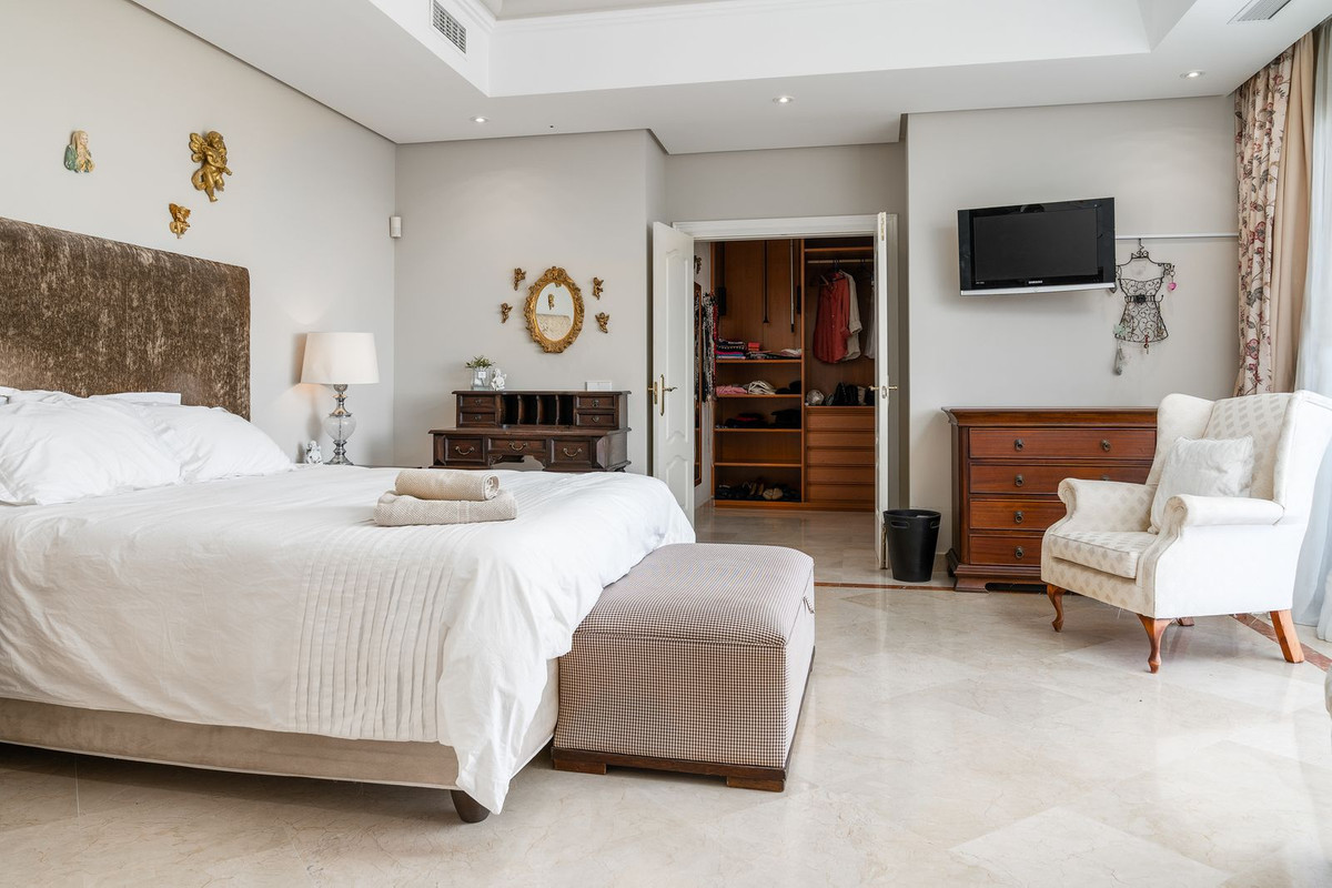 R4387732 - 7 Bedroom Villa in Marbella, Malaga