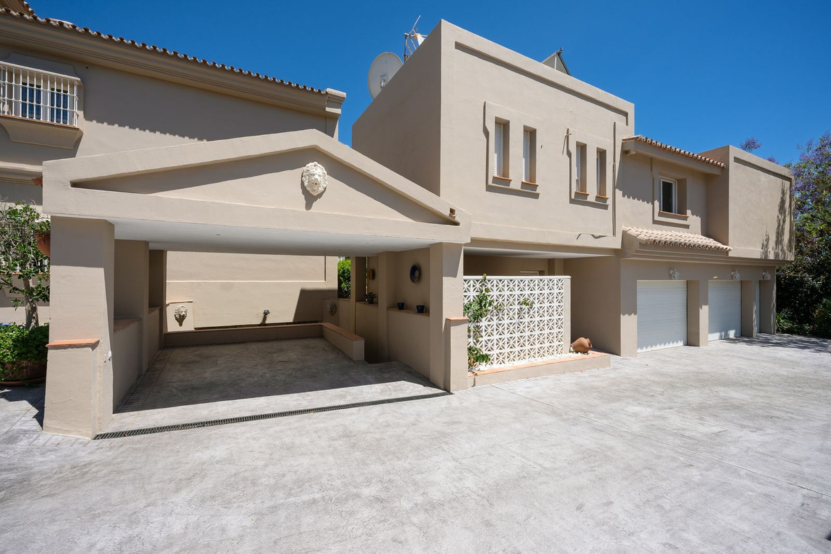 R4387732 - 7 Bedroom Villa in Marbella, Malaga