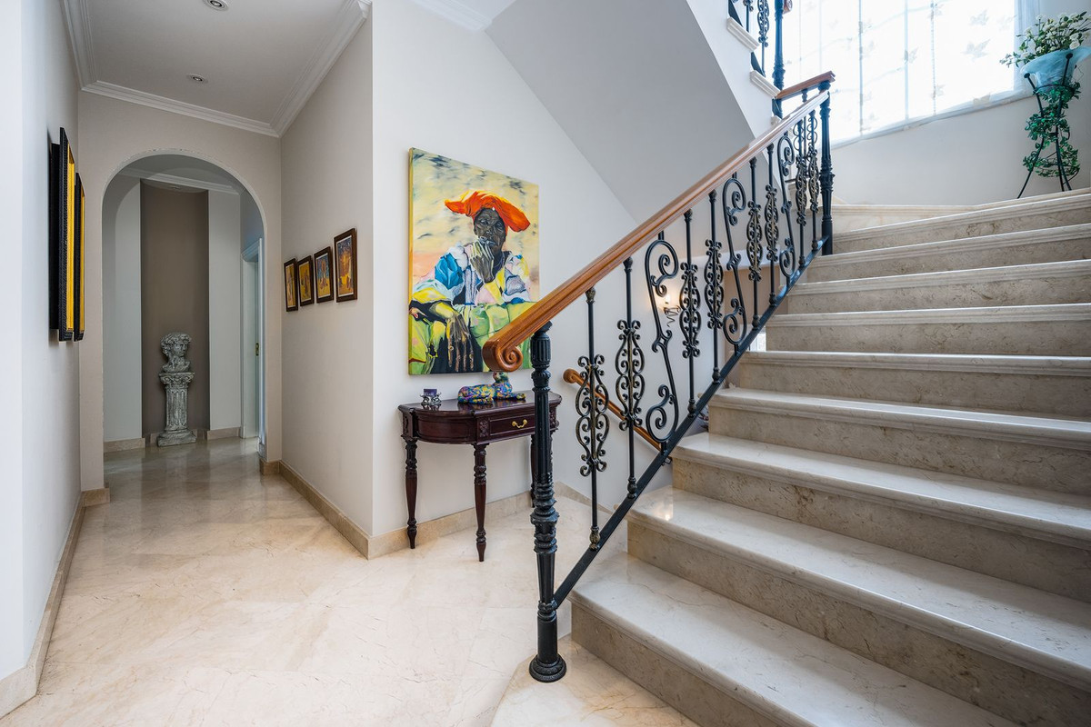 R4387732 - 7 Bedroom Villa in Marbella, Malaga
