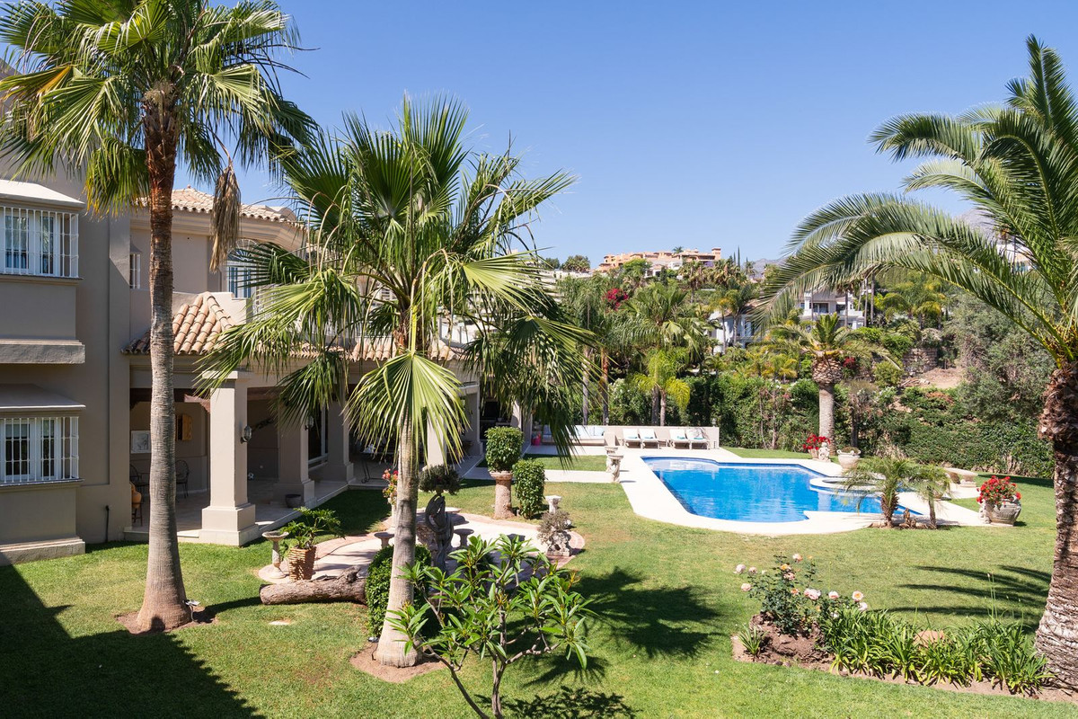 R4387732 - 7 Bedroom Villa in Marbella, Malaga