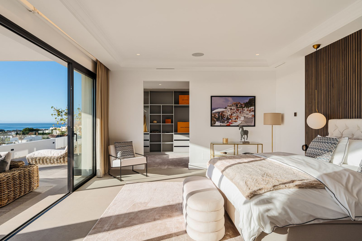 R4226950 - 6 Bedroom Villa in Benahavis, Malaga