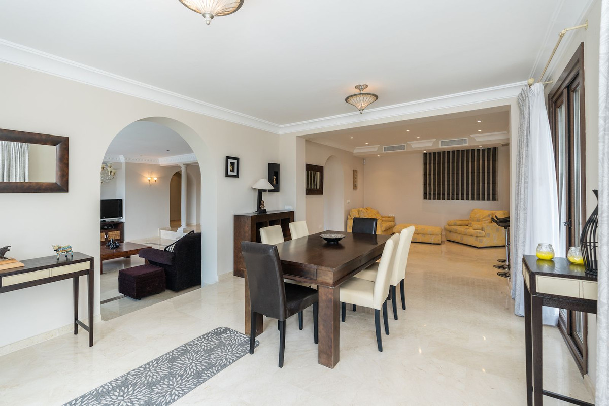 R4741078 - 6 Bedroom Villa in Benahavis, Malaga