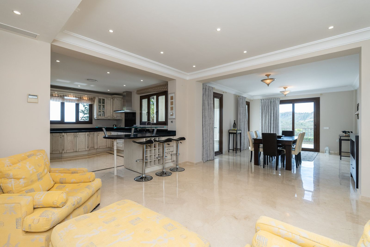 R4741078 - 6 Bedroom Villa in Benahavis, Malaga
