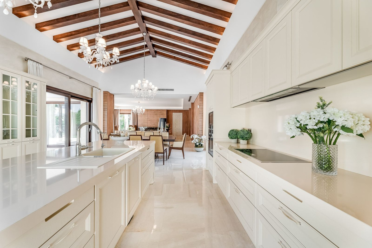 R4784455 - 5 Bedroom Villa in Marbella, Malaga