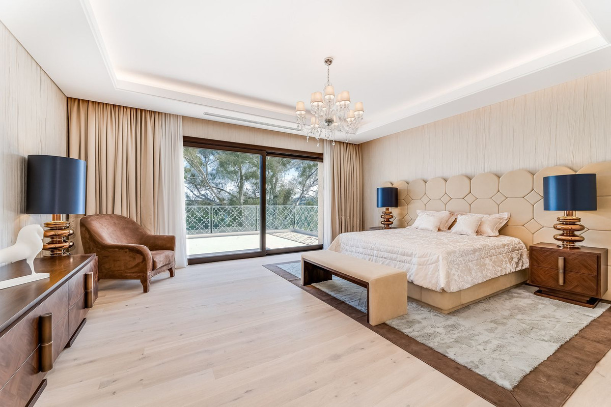 R4784455 - 5 Bedroom Villa in Marbella, Malaga
