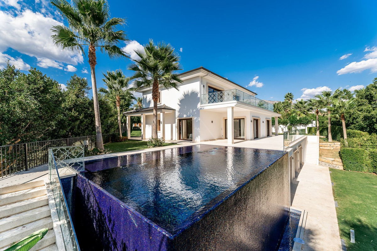 R4784455 - 5 Bedroom Villa in Marbella, Malaga