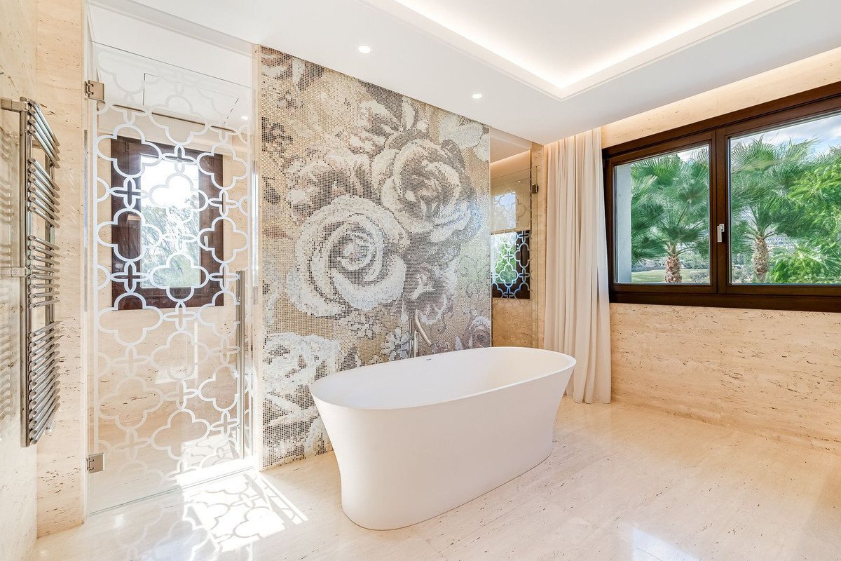 R4784455 - 5 Bedroom Villa in Marbella, Malaga