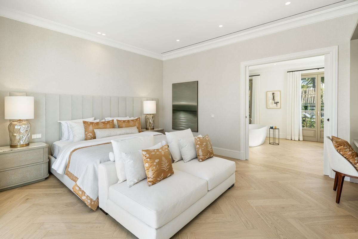 R4787413 - 6 Bedroom Villa in Marbella, Malaga