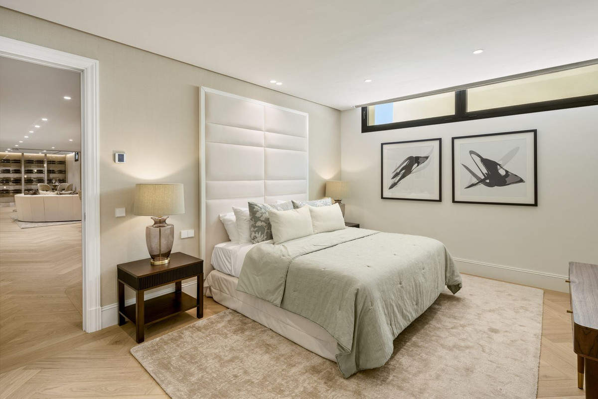 R4787413 - 6 Bedroom Villa in Marbella, Malaga