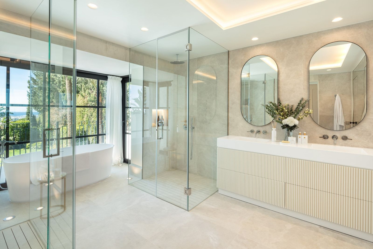 R4714183 - 6 Bedroom Villa in Marbella, Malaga