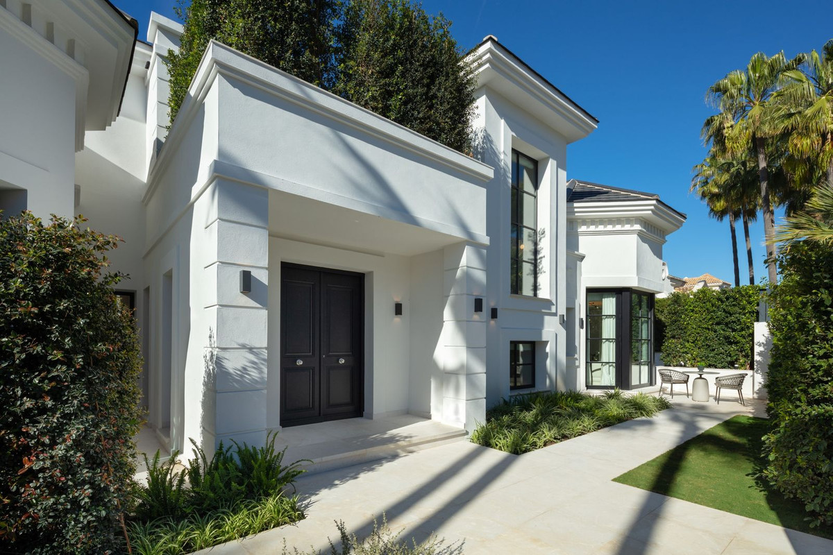R4714183 - 6 Bedroom Villa in Marbella, Malaga