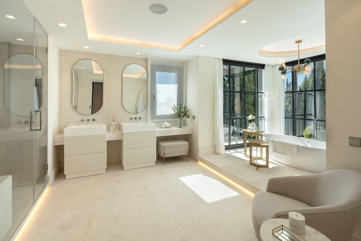 R4714183 - 6 Bedroom Villa in Marbella, Malaga