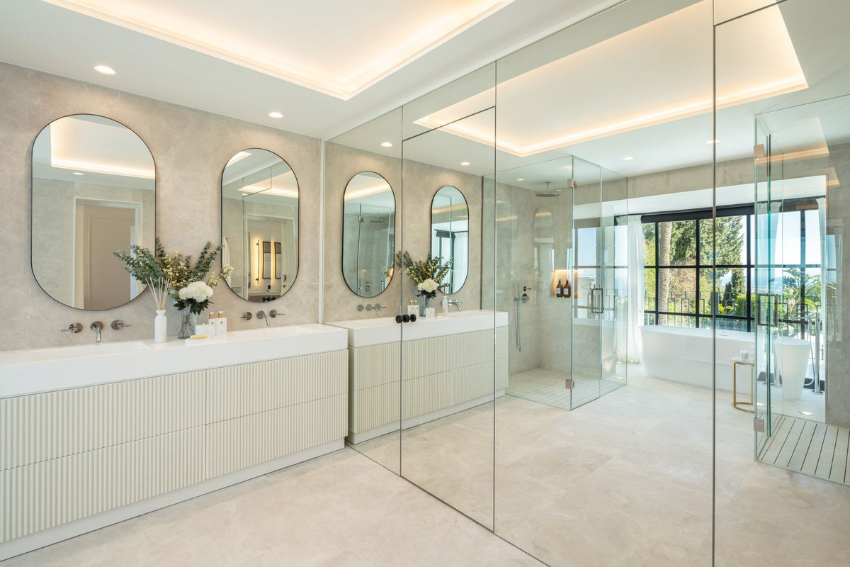 R4714183 - 6 Bedroom Villa in Marbella, Malaga