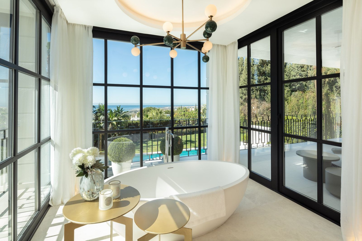 R4714183 - 6 Bedroom Villa in Marbella, Malaga