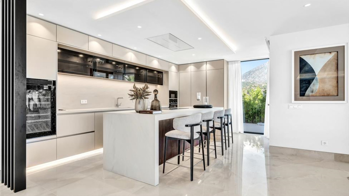 R4709080 - 5 Bedroom Villa in Marbella, Malaga
