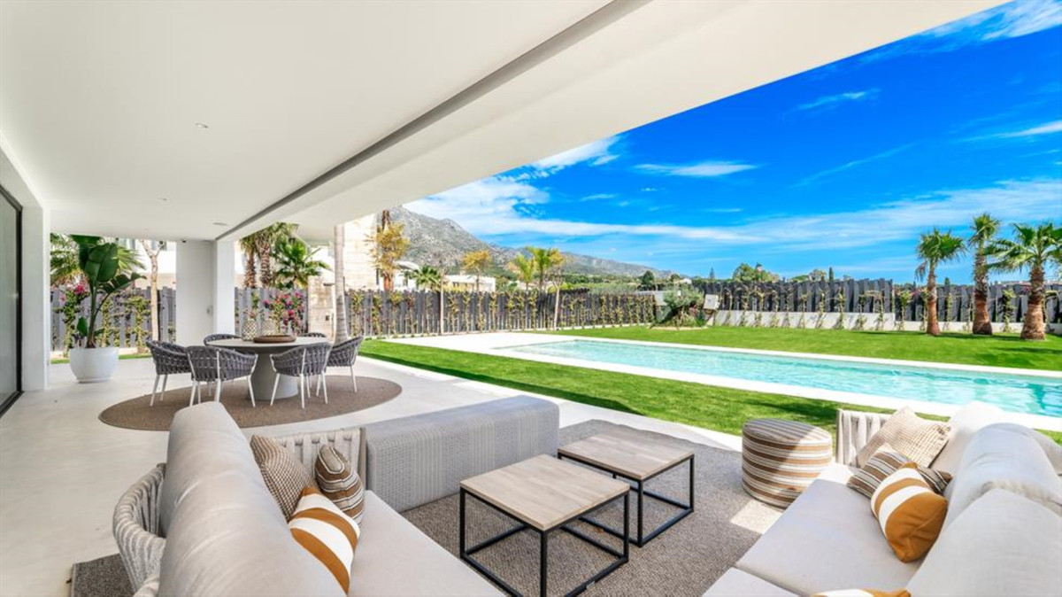 R4709080 - 5 Bedroom Villa in Marbella, Malaga