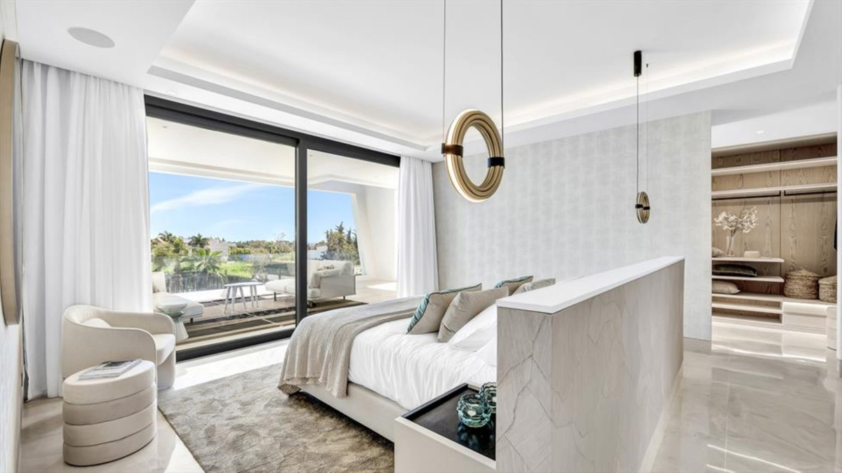 R4709080 - 5 Bedroom Villa in Marbella, Malaga