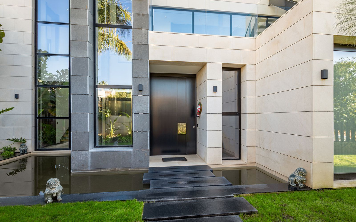 R4639915 - 6 Bedroom Villa in Marbella, Malaga