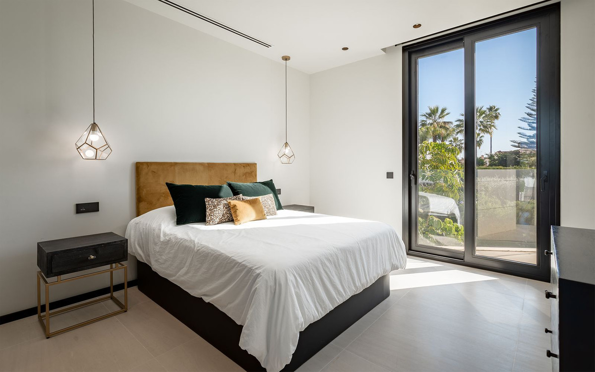R4639915 - 6 Bedroom Villa in Marbella, Malaga