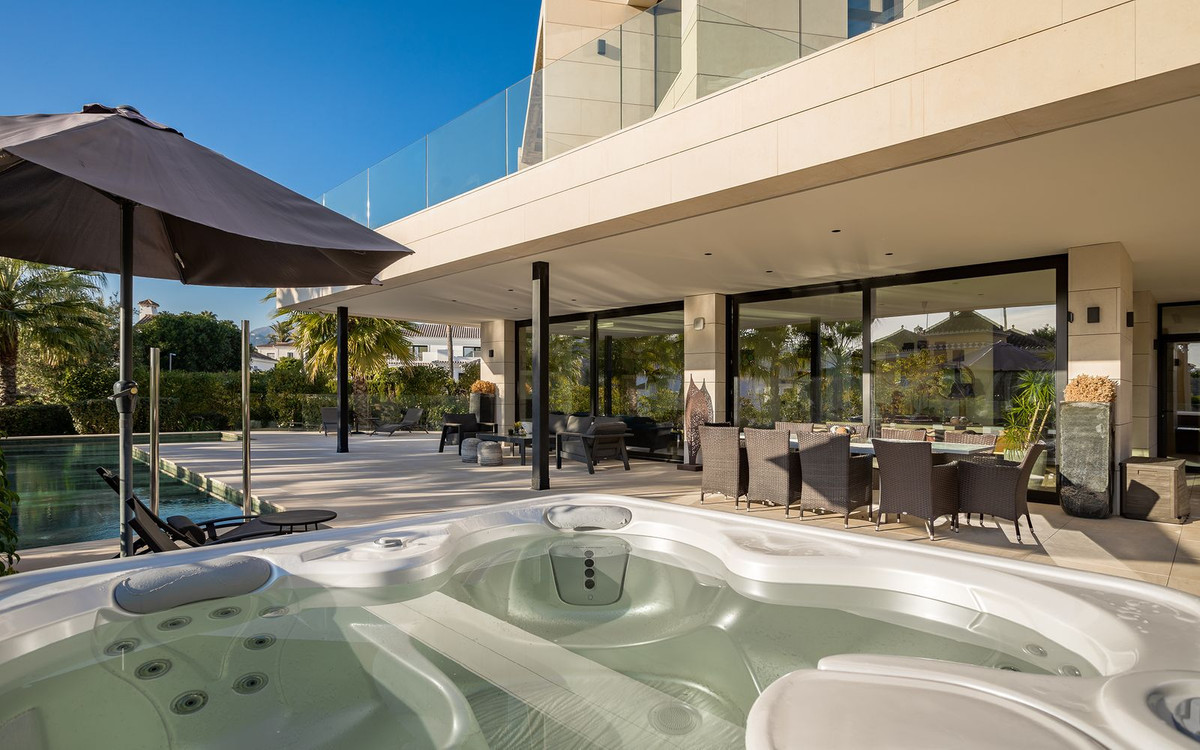 R4639915 - 6 Bedroom Villa in Marbella, Malaga