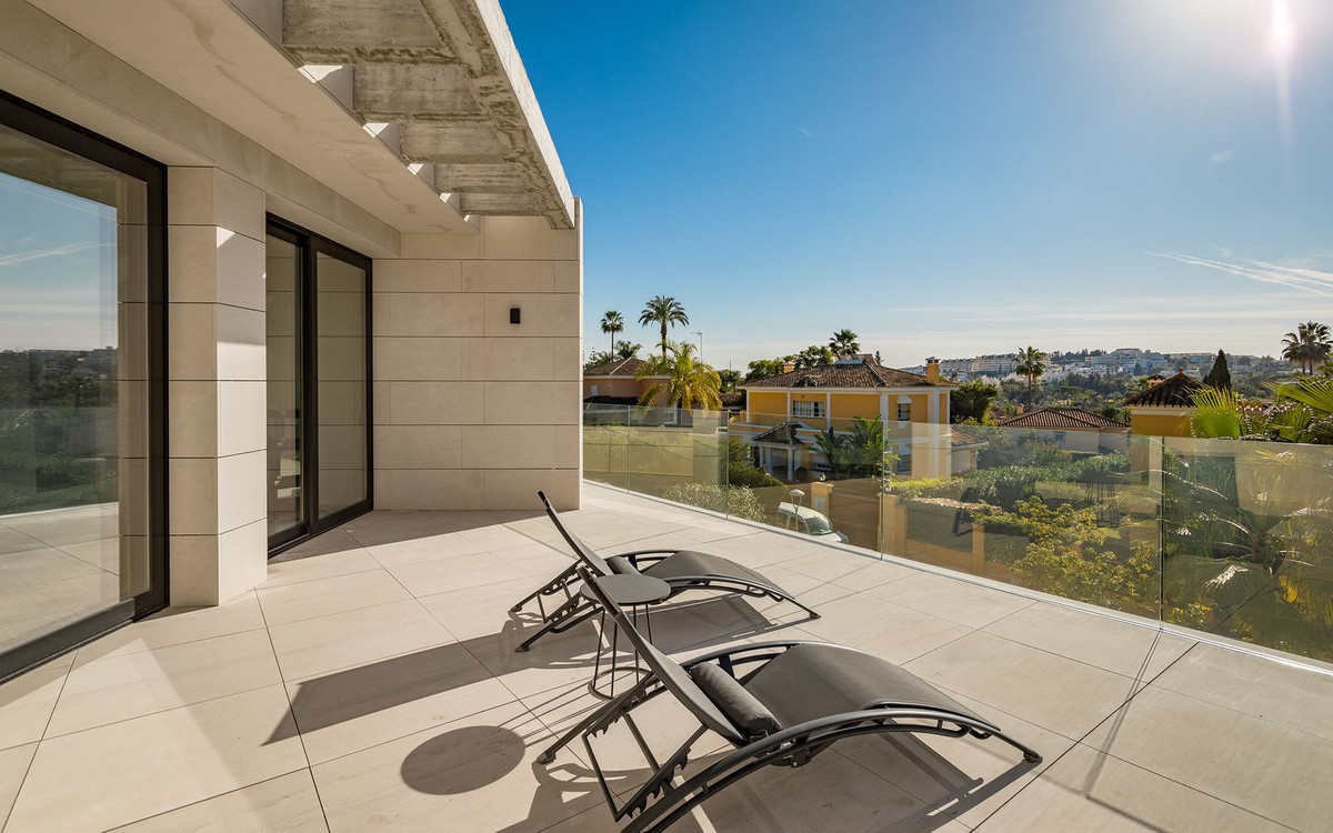 R4639915 - 6 Bedroom Villa in Marbella, Malaga