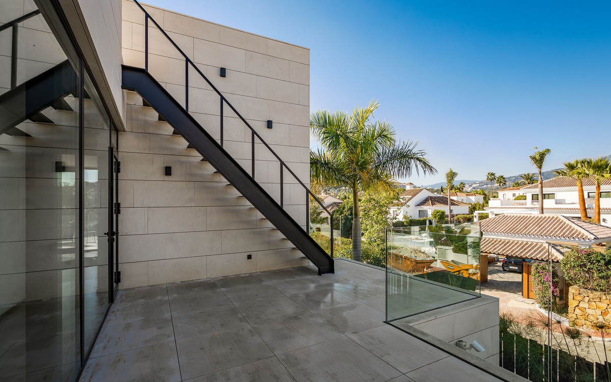 R4639915 - 6 Bedroom Villa in Marbella, Malaga