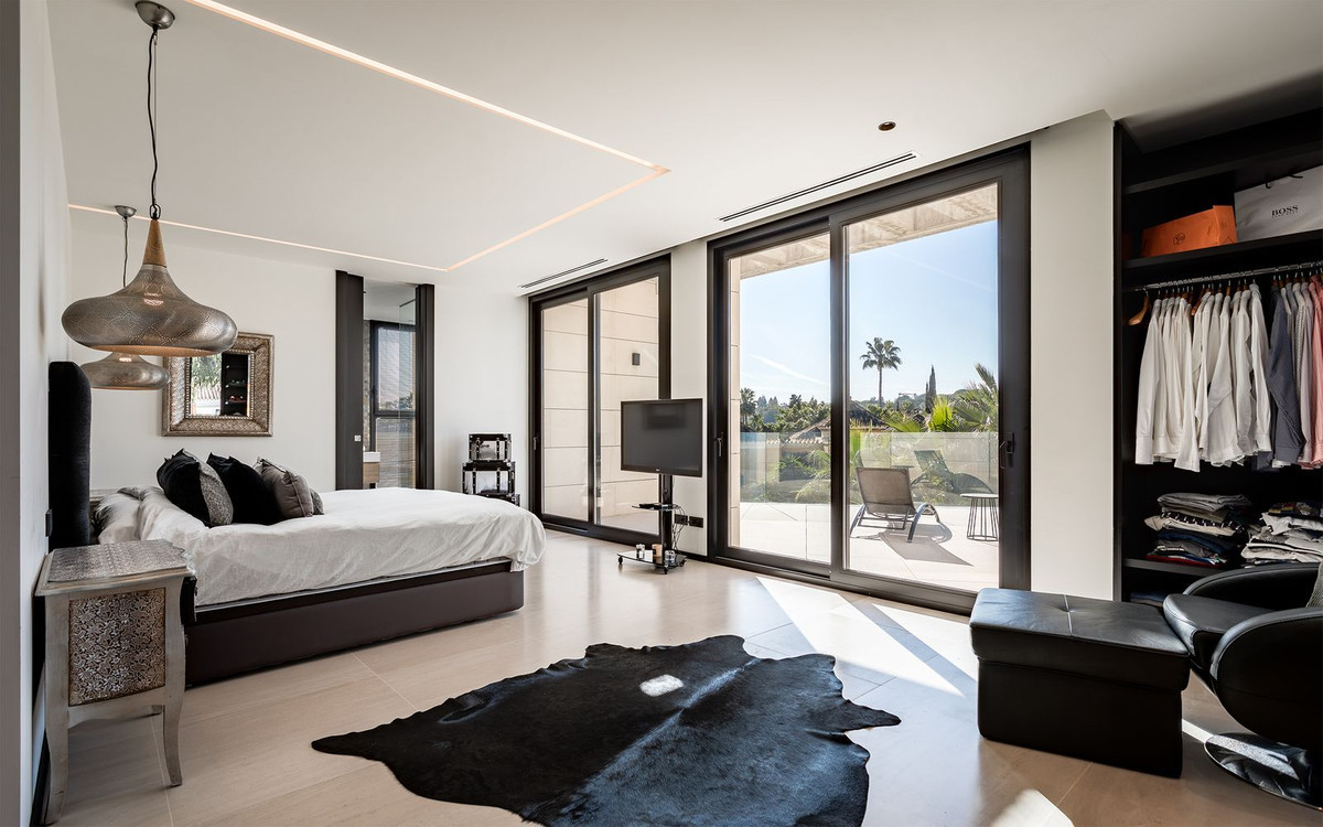 R4639915 - 6 Bedroom Villa in Marbella, Malaga