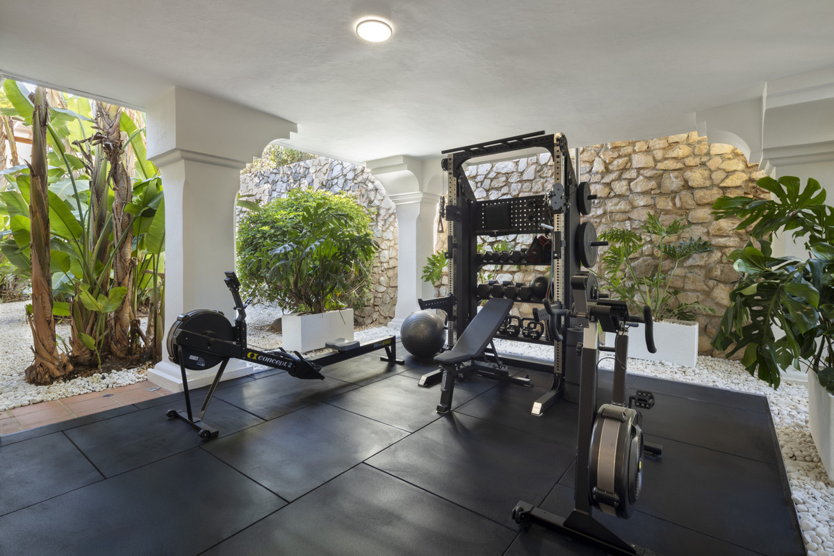 R4699930 - 12 Bedroom Villa in Marbella, Malaga