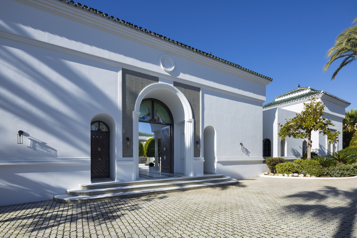 R4699930 - 12 Bedroom Villa in Marbella, Malaga