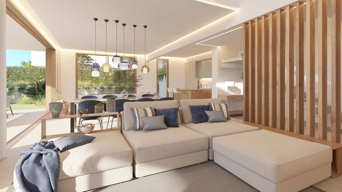 R4690756 - 4 Bedroom Town House in Estepona, Malaga