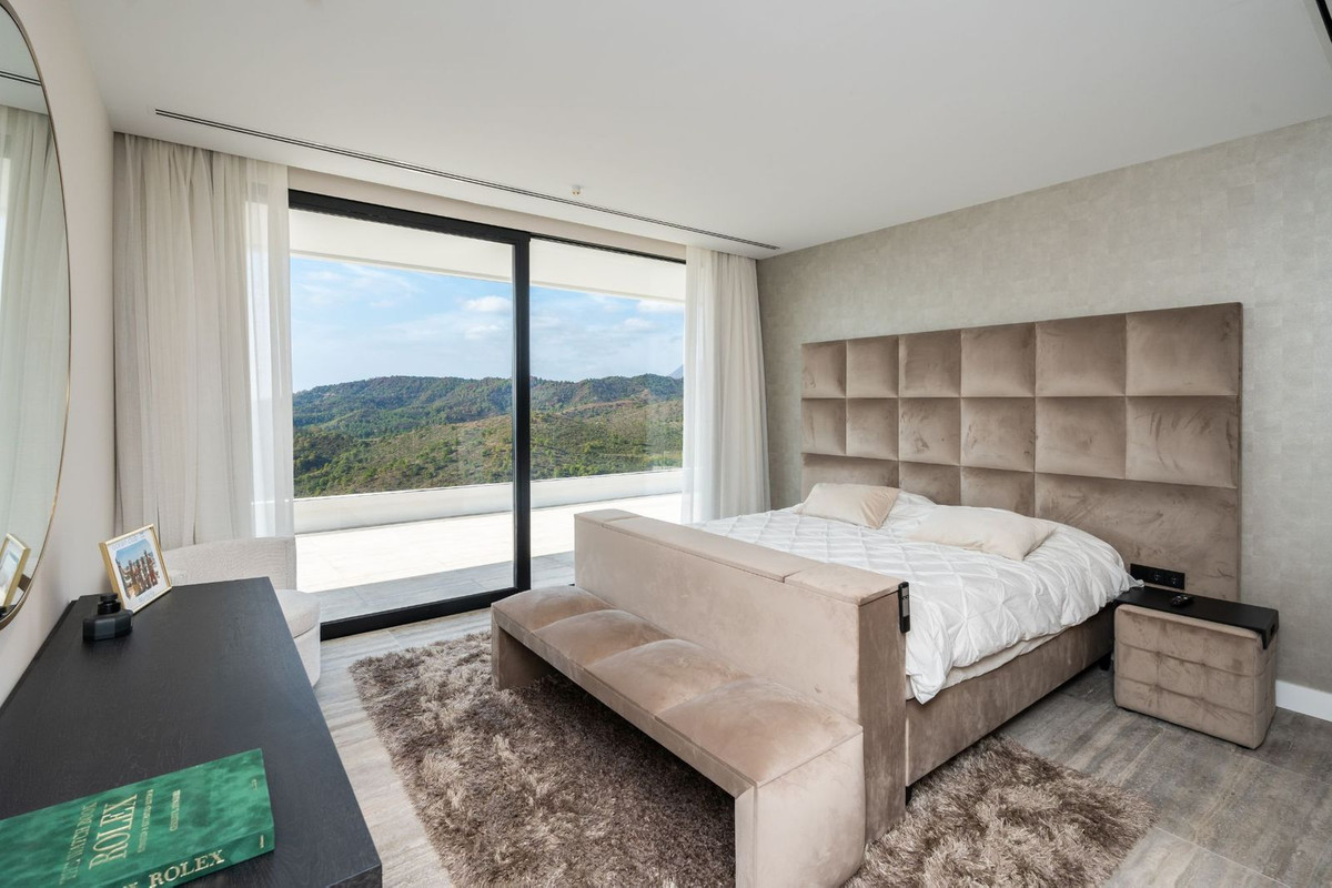 R4599757 - 7 Bedroom Villa in Benahavis, Malaga