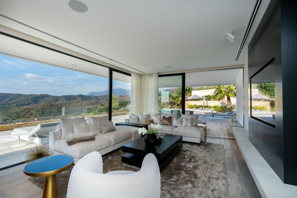 R4599757 - 7 Bedroom Villa in Benahavis, Malaga